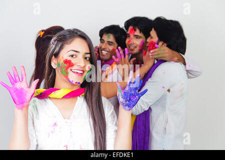 Genießen Sie indische Freundesgruppe Holi-Fest Stockfoto