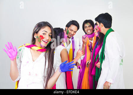 Genießen Sie indische Freundesgruppe Holi-Fest Stockfoto