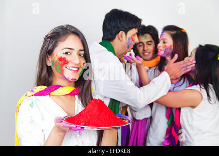 Genießen Sie indische Freundesgruppe Holi-Fest Stockfoto