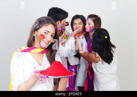 Genießen Sie indische Freundesgruppe Holi-Fest Stockfoto