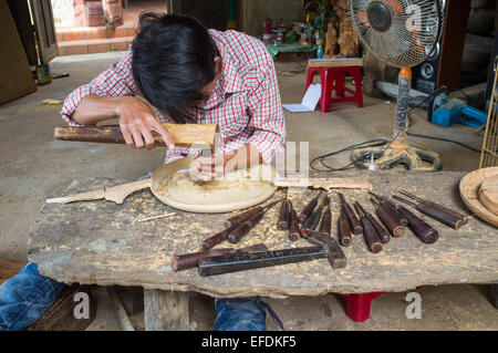lokale Mann schnitzen Holz Souvenirs, Cam Kim Insel, Vietnam. Stockfoto