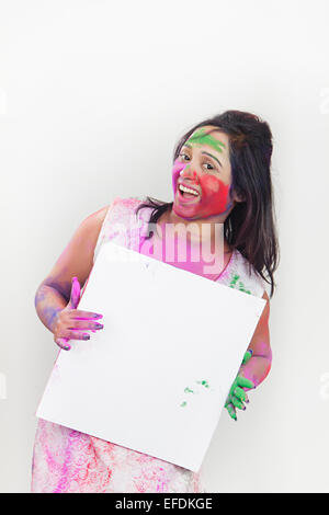 1 indische Dame Holi Festival zeigt Message Board Stockfoto