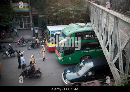 Mai-Linh Schnellbus klebt unter Long Bien Eisenbahnbrücke in Hanoi Stockfoto