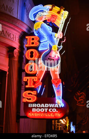 Das große und bunte Neon-Cowgirl mit Gitarre, leuchtet lower Broadway für Broadway Boot Co. in Nashville, TN Stockfoto
