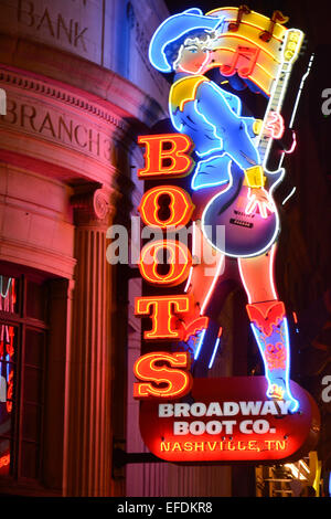 Das große und bunte Neon-Cowgirl mit Gitarre, leuchtet lower Broadway für Broadway Boot Co. in Nashville, TN Stockfoto