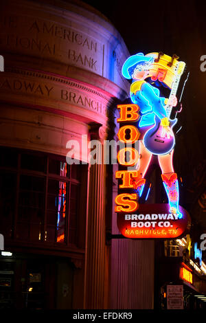 Das große und bunte Neon-Cowgirl mit Gitarre, leuchtet lower Broadway von oben für Broadway Boot Co. in Nashville, TN Stockfoto