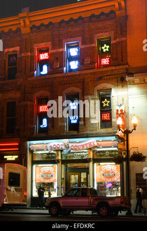 Das Boot Land lagern nachts mit Neon-Beleuchtung am lower Broadway in Downtown Nashville, TN, Music CIty, USA Stockfoto