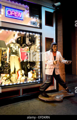 Leben Größe Elvis Presley Statue schlägt eine Tanz-Pose vor dem Geschenkladen in der Innenstadt von Nashville TN in der Nacht Stockfoto