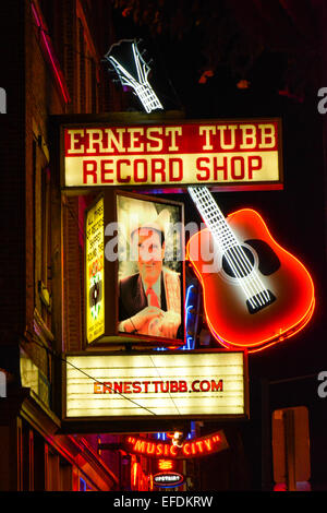 Eine Nachtaufnahme von der berühmten Ernest Tubb Record Shop Leuchtreklame am Lower Broadway in der Innenstadt von Nashville TN, Music City USA Stockfoto