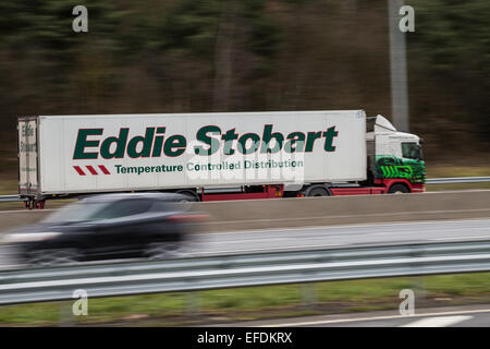 Ein Eddie Stobart gebrandmarkt Sattelschleppers Überschrift ostwärts auf der M25 Autobahn in der Nähe von Junction 26 in Essex, Großbritannien Stockfoto