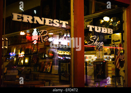 Eine Nachtaufnahme von He berühmten Ernest Tubb Record Shop am Lower Broadway in der Innenstadt von Nashville, TN Stockfoto