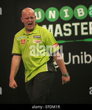 Milton Keynes, UK. 1. Februar 2015.  Die 2015 Unibet Meister Dart-Meisterschaften.  Michael van Gerwen feiert den Sieg in seinem Match gegen Raymond van Barneveld verdoppeln. Michael van Gerwen gewann das Finale 11: 6. Bildnachweis: Stephen Bartholomäus/Alamy Live-Nachrichten Stockfoto