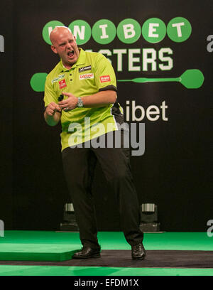 Milton Keynes, UK. 1. Februar 2015.  Die 2015 Unibet Meister Dart-Meisterschaften.  Michael van Gerwen feiert den Sieg in seinem Match gegen Raymond van Barneveld verdoppeln. Michael van Gerwen gewann das Finale 11: 6. Bildnachweis: Stephen Bartholomäus/Alamy Live-Nachrichten Stockfoto