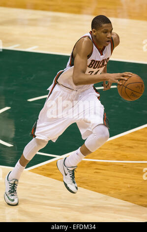 Milwaukee, WI, USA. 31. Januar 2015. Milwaukee Bucks vorwärts Giannis Antetokounmpo #34 beginnt das Fasten zu brechen, während der NBA Spiel zwischen den Portland Trail Blazers und die Milwaukee Bucks im BMO Harris Bradley Center in Milwaukee, Wisconsin. Bucks besiegten die Trail Blazers 95-88. John Fisher/CSM/Alamy Live-Nachrichten Stockfoto