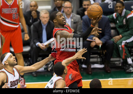 Milwaukee, WI, USA. 31. Januar 2015. Portland Trail Blazers Wächter Wesley Matthews #2 steigt für einen Schuss während der NBA-Spiel zwischen den Portland Trail Blazers und die Milwaukee Bucks im BMO Harris Bradley Center in Milwaukee, Wisconsin. Bucks besiegten die Trail Blazers 95-88. John Fisher/CSM/Alamy Live-Nachrichten Stockfoto