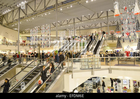 Innere des John Lewis Department Store zu Weihnachten, Wood Street, Kingston upon Thames, Greater London, England, Vereinigtes Königreich Stockfoto