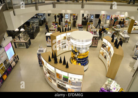 Innere des John Lewis Department Store zu Weihnachten, Wood Street, Kingston upon Thames, Greater London, England, Vereinigtes Königreich Stockfoto