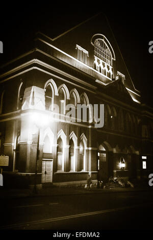 Eine nächtliche Bild in schwarz & weiß von dem berühmten Wahrzeichen, das Ryman Auditorium in Music City, Nashville, TN Stockfoto