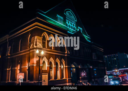 Eine nächtliche Bild von dem berühmten Wahrzeichen, das Ryman Auditorium in Music City, Nashville, TN Stockfoto