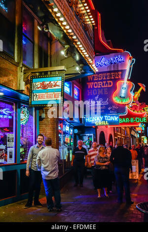 Nächtliche Neon leuchtet lower Broadway für Touristen Cruisen Musik Unterhaltungsviertel in der Innenstadt von Nashville TN, Stockfoto