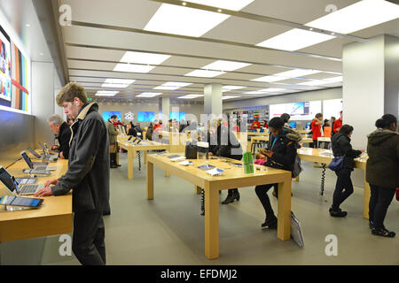 Im Apple Store in der Bentall Mitte, Kingston upon Thames, Royal Borough of Kingston, Greater London, England, United Kingdom Stockfoto