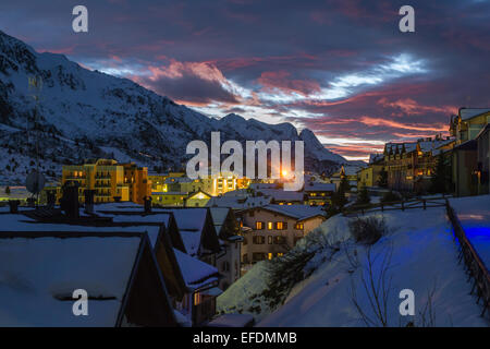 Winter-Sonnenuntergang in Alpenpass Dorf mit Schnee Stockfoto