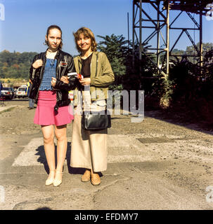 Mutter-Tochter-Porträt zusammen auf einem Spaziergang , Mode, Tschechien Stockfoto