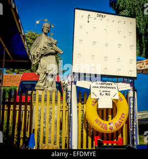 Katholischen Heiligen, der Hl. Johannes Nepomuk Statue, während ein Dorf fair, Tschechische Republik Europa Stockfoto