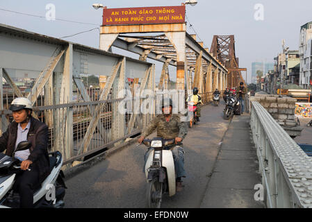 Bien Schleppe und Fußgängerbrücke in Hanoi Vietnam Stockfoto