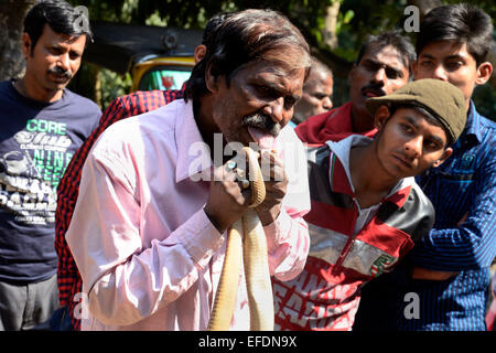 Schlange, Charmeur und Aktivist Mr Mal zeigt seine Schlange-Trick und verdient seinen Lebensunterhalt in einem Dorf in der Nähe von Berachampa in West-Bengalen zu vermarkten. © Saikat Paul/Pacific Press/Alamy Live-Nachrichten Stockfoto