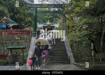 Kunozan Tosho-Go-Shinto-Schrein im Regen, Mount Shizuhata, Shizuoka, Japan Stockfoto