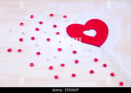Rotes Herz und rote Sterne Schmuck und Perlen auf weißes Pulver Stockfoto