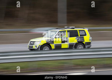 In der Nähe Autobahnen Agentur Traffic Offiziere Richtung Westen auf der Autobahn M25 Junction 26 Stockfoto