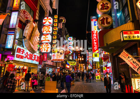 OSAKA - 24. NOVEMBER: Touristen am Dotonbori Fußgängerzone am 24. November 2014 in Osaka, Japan. Dotonbori ist eines der Principe Stockfoto