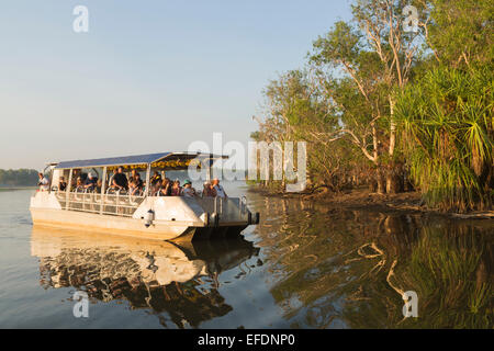 Touristen an Bord eines Kreuzfahrt auf die gelbe Wasser Billabong befindet sich im Kakadu National Park, Australien. Stockfoto