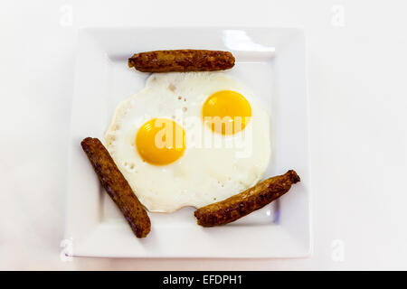 Würstchen und Eiern auf einem weißen Teller Stockfoto