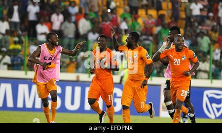 Malabo, Äquatoriale Guine. 1. Februar 2015. Spieler der Elfenbeinküste feiern nach dem Gewinn der Viertelfinalspiel der Africa Cup of Nations gegen Algerien in Malabo, Äquatoriale Guine, 1. Februar 2015. Elfenbeinküste 3: 1 gewonnen. Bildnachweis: Meng Chenguang/Xinhua/Alamy Live-Nachrichten Stockfoto