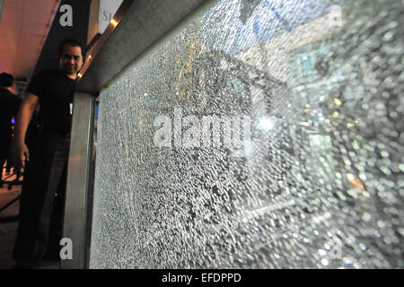 (150202)--BANGKOK, 2. Februar 2015 (Xinhua)--A Thai Polizist steht Wache vor Siam Paragon Einkaufszentrum in der Nähe des Siam Square Station in Bangkok, Thailand, 1. Februar 2015. Zwei Explosionen erschüttert Siam Paragon Einkaufszentrum in der Nähe der Siam Square Station von der Bangkok Mass übertragen System (BTS), senden Nacht Shopper in Panik laufen und zwingen die BTS, Service am Bahnhof auszusetzen. Zunächst die beiden Explosionen wurden gedacht, um von elektrischen Transformatoren werden, doch nachdem Explosive Ordnance Beseitigung (EOD) Polizei die Szene geprüft, fanden sie explosive Fragmente von selbst gebastelten Bomben und Stockfoto