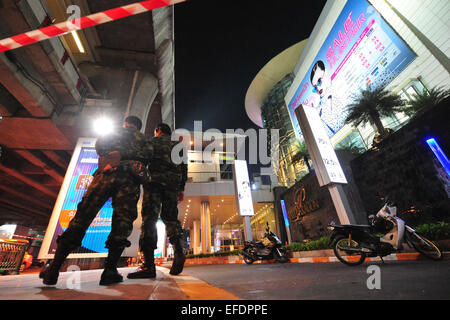 (150202)--BANGKOK, 2. Februar 2015 (Xinhua)--thailändische Soldaten Wache stehen vor Siam Paragon Einkaufszentrum in der Nähe des Siam Square Station in Bangkok, Thailand, 1. Februar 2015. Zwei Explosionen erschüttert Siam Paragon Einkaufszentrum in der Nähe der Siam Square Station von der Bangkok Mass übertragen System (BTS), senden Nacht Shopper in Panik laufen und zwingen die BTS, Service am Bahnhof auszusetzen. Zunächst die beiden Explosionen wurden gedacht, um von elektrischen Transformatoren werden, doch nachdem Explosive Ordnance Beseitigung (EOD) Polizei die Szene geprüft, fanden sie explosive Fragmente von selbst gebastelten Bomben und bel Stockfoto