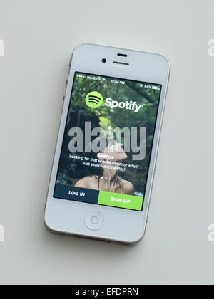 Ein Blick auf das Logo und die Homescreen der Spotify-app auf dem Apple iPhone 4. Stockfoto