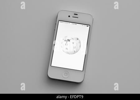 Ein Blick auf das Logo und die Homescreen der Wikipedia mobile app auf dem Apple iPhone 4. Stockfoto