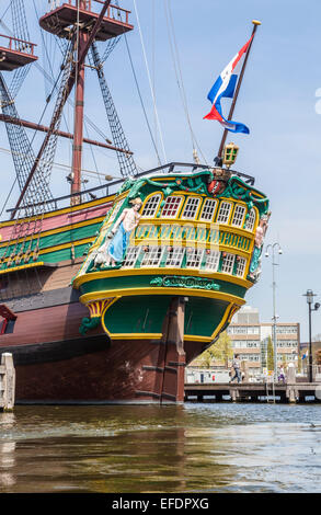 Replik des historischen Holländischen East India Company Schiff 'Amsterdam', eine touristische Attraktion außerhalb des National Maritime Museum in Amsterdam günstig Stockfoto