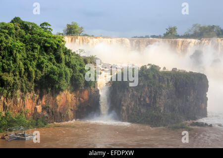 Wunder der Natur: Blick auf den herrlichen großen Iguazu Wasserfälle in voller Überflutung, von der argentinischen Seite an einem sonnigen Tag mit blauen Himmel gesehen Stockfoto