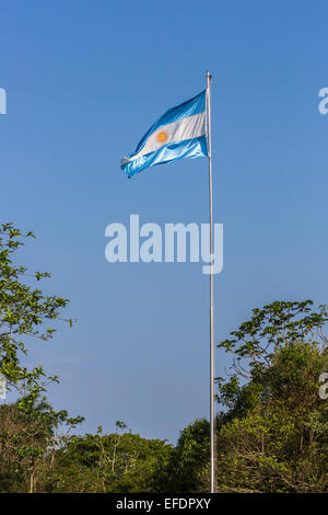 Blau und Weiß argentinischen Flagge von einem Fahnenmast vor blauem Himmel an einem sonnigen Tag in Argentinien Stockfoto