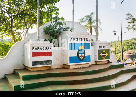 Denkmal in Puerto Iguazú, Argentinien, eine touristische Attraktion Kennzeichnung der Triple Frontier (drei Grenzen) von Argentinien, Brasilien und Paraguay. Stockfoto