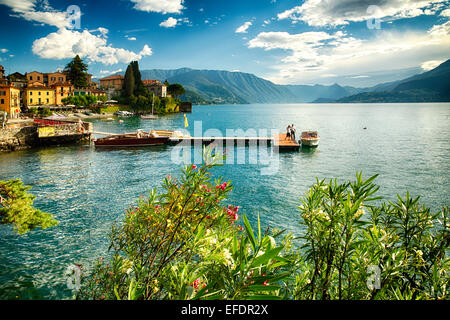 High Angle View of ein Hafen mit einem Pier, Varenna, Comer See, Lombardei, Italien Stockfoto