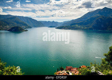 High Angle View of Lake Como nach Bellagio und Lenno aus Burg Vezio, Varenna, Lombardei, Italien Stockfoto