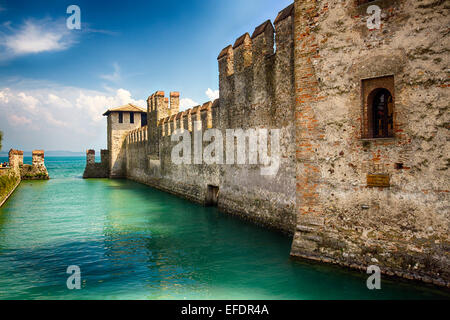 Blick auf die Burg im See, Scaliger Burg, Sirmione, Gardasee, Lombardei, Italien Stockfoto