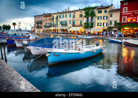 Niedrigen Winkel Blick auf kleine Boote im Hafen nach Sonnenuntergang, Lazise, Gardasee, Veneto, Italien Stockfoto