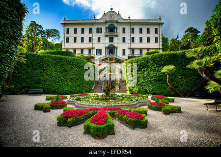 Niedrigen Winkel Blick auf eine Villa mit einem Garten und Brunnen, Villa Carlotta, Termezzo, Comer See, Lombardei, Italien Stockfoto